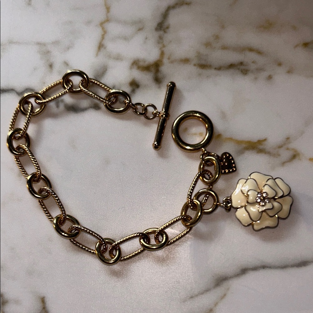 Stella & Dot Gold Bracelet with Cream Flower Charm